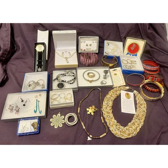 Jewelry Lot Vintage to Modern Mix 2+ lb Wearable Resale - Picture 1 of 3